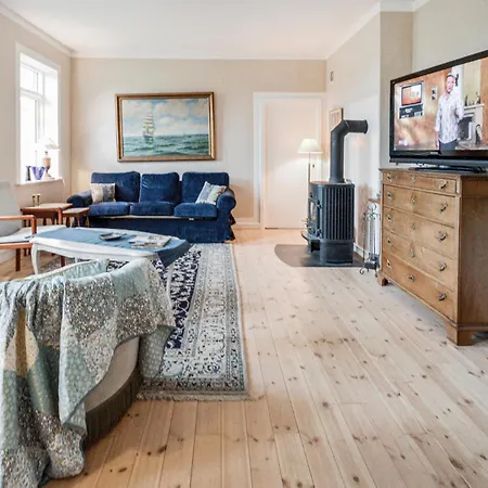 Three-bedroom In Feriehus *